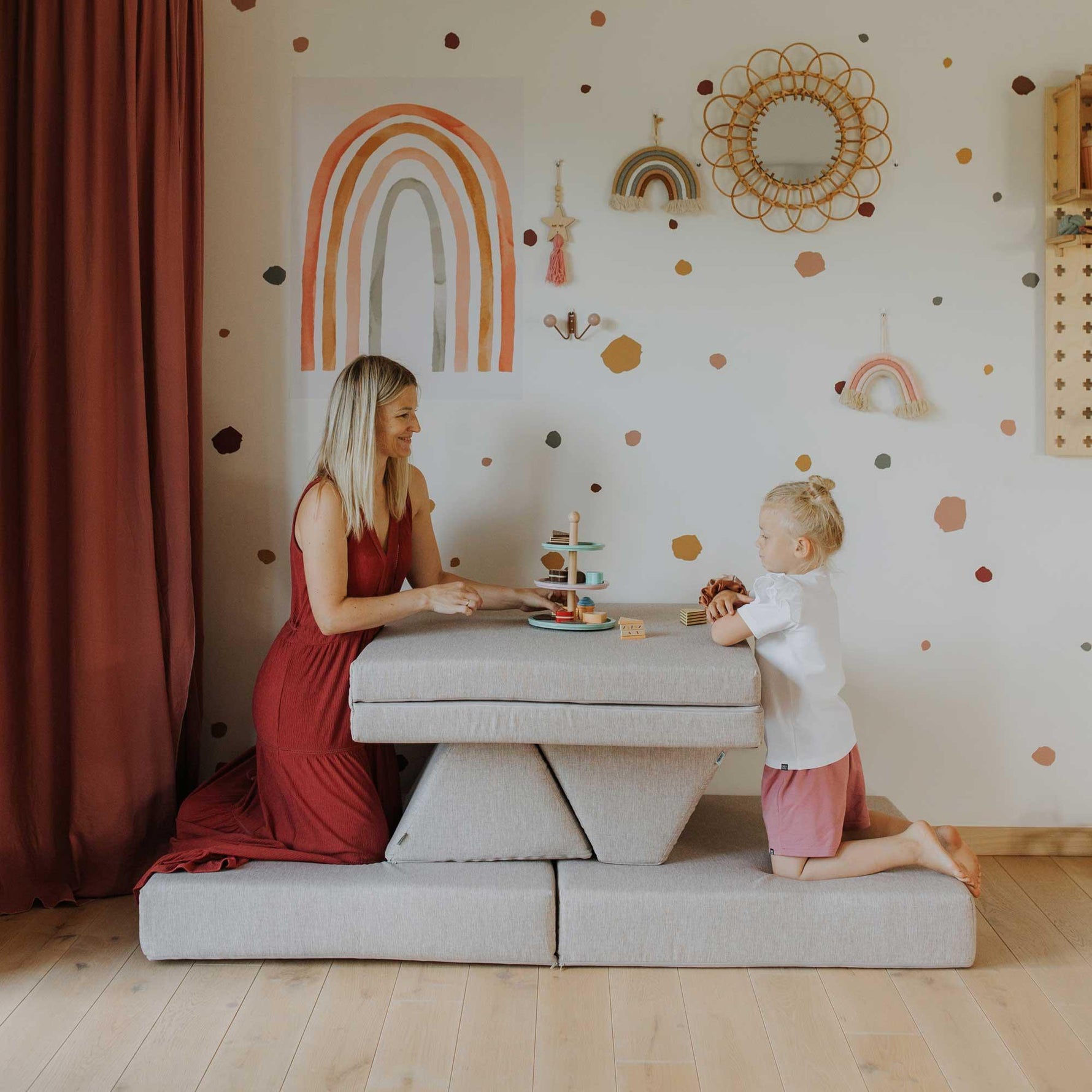 Universelles Kindersofa von monboxy in Beige - Kletterling – einfach Kind sein