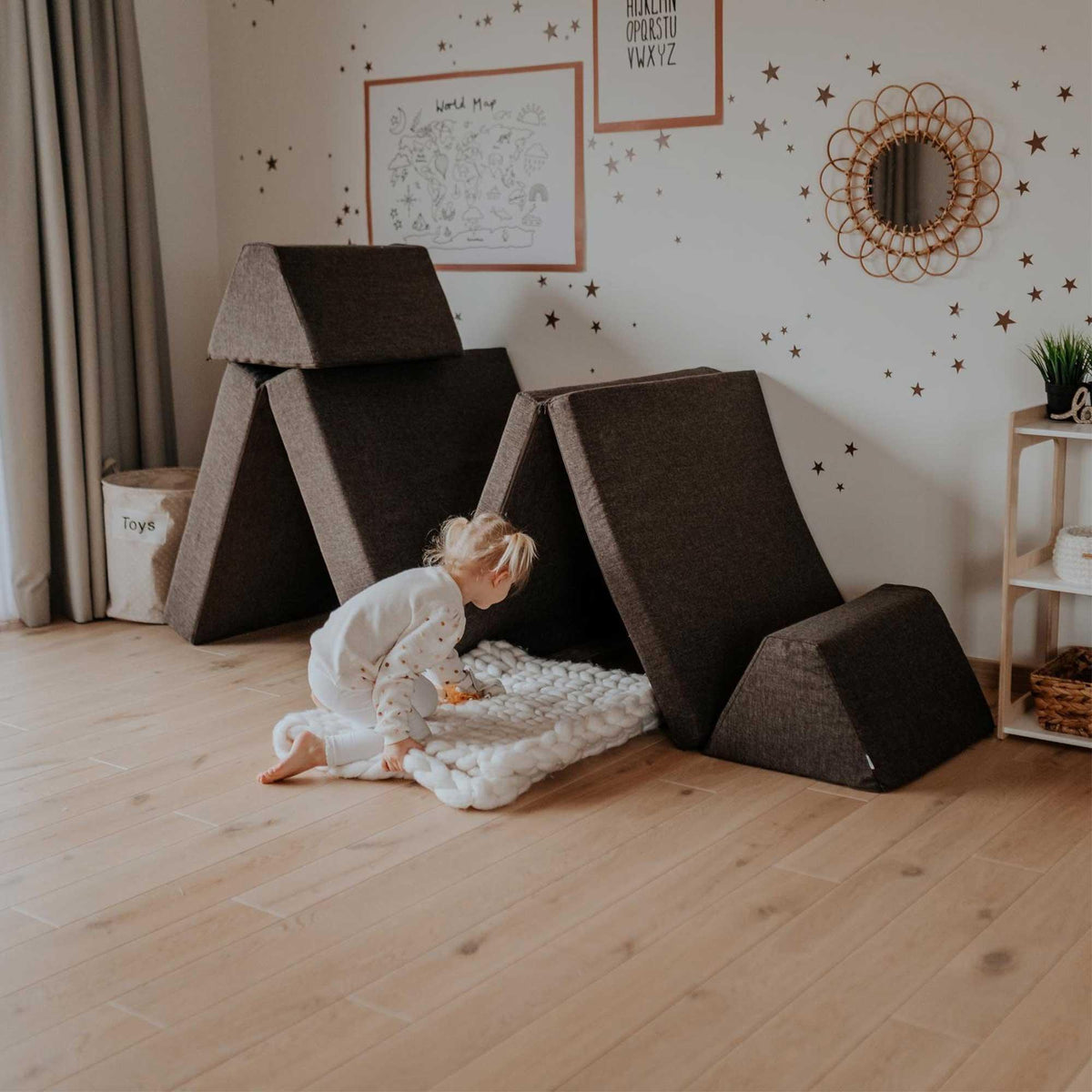 Universelles Kindersofa von monboxy in Dunkelbraun - Kletterling – einfach Kind sein