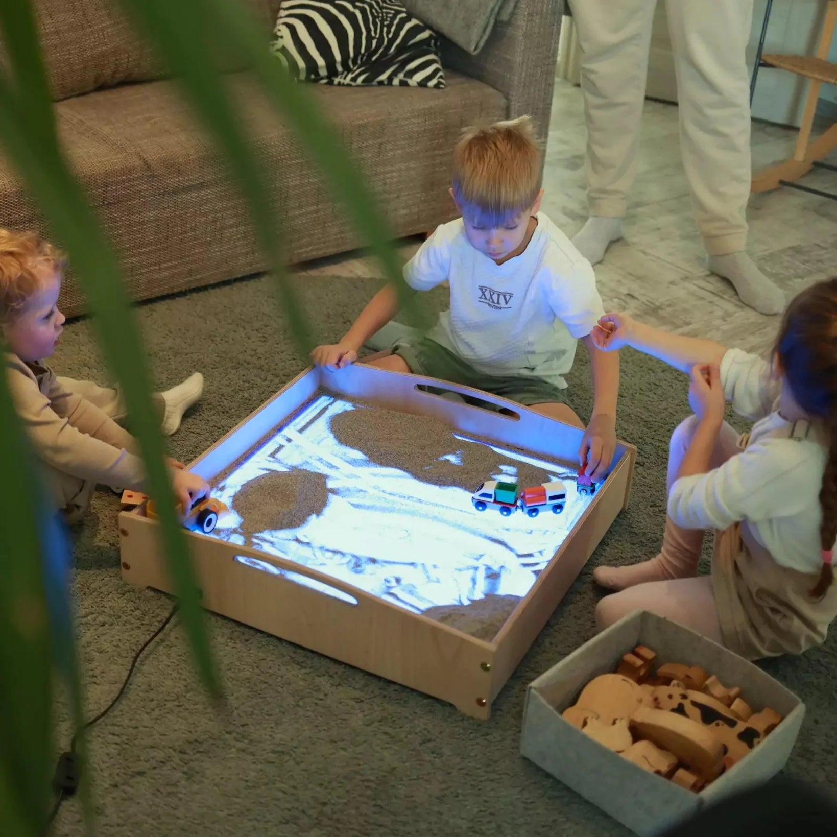 WonderSand PlayTable | Quadratischer Sandspieltisch 60x60 cm | mit Blaulicht - Therapie & MINT - Förderung ab 3+ - Kletterling – einfach Kind sein