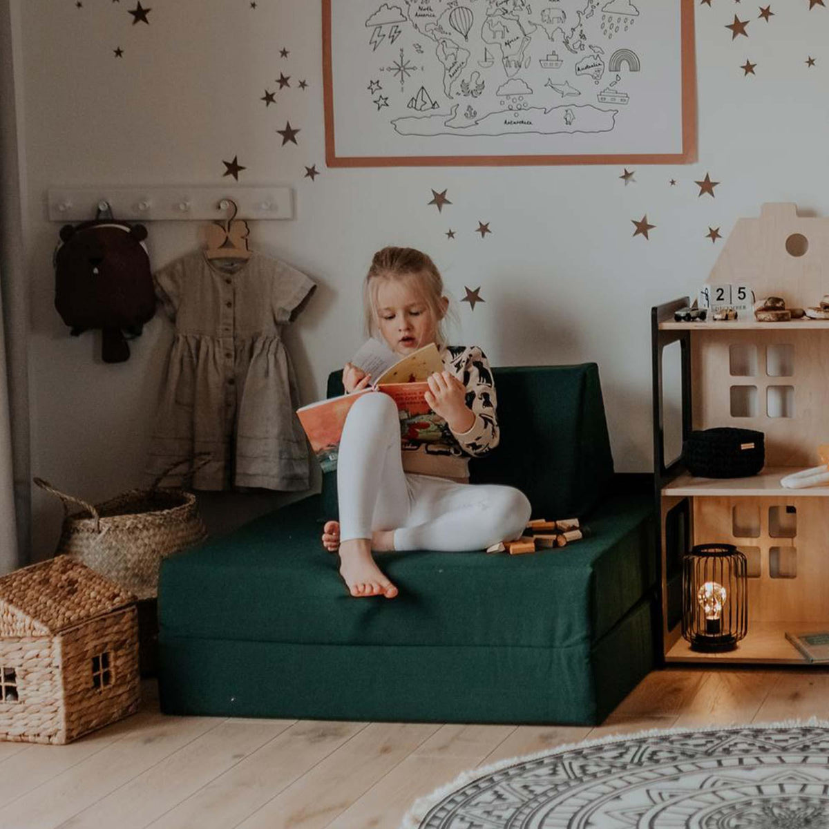 Universelles Kindersofa von monboxy in Dunkelgrün - Kletterling – einfach Kind sein