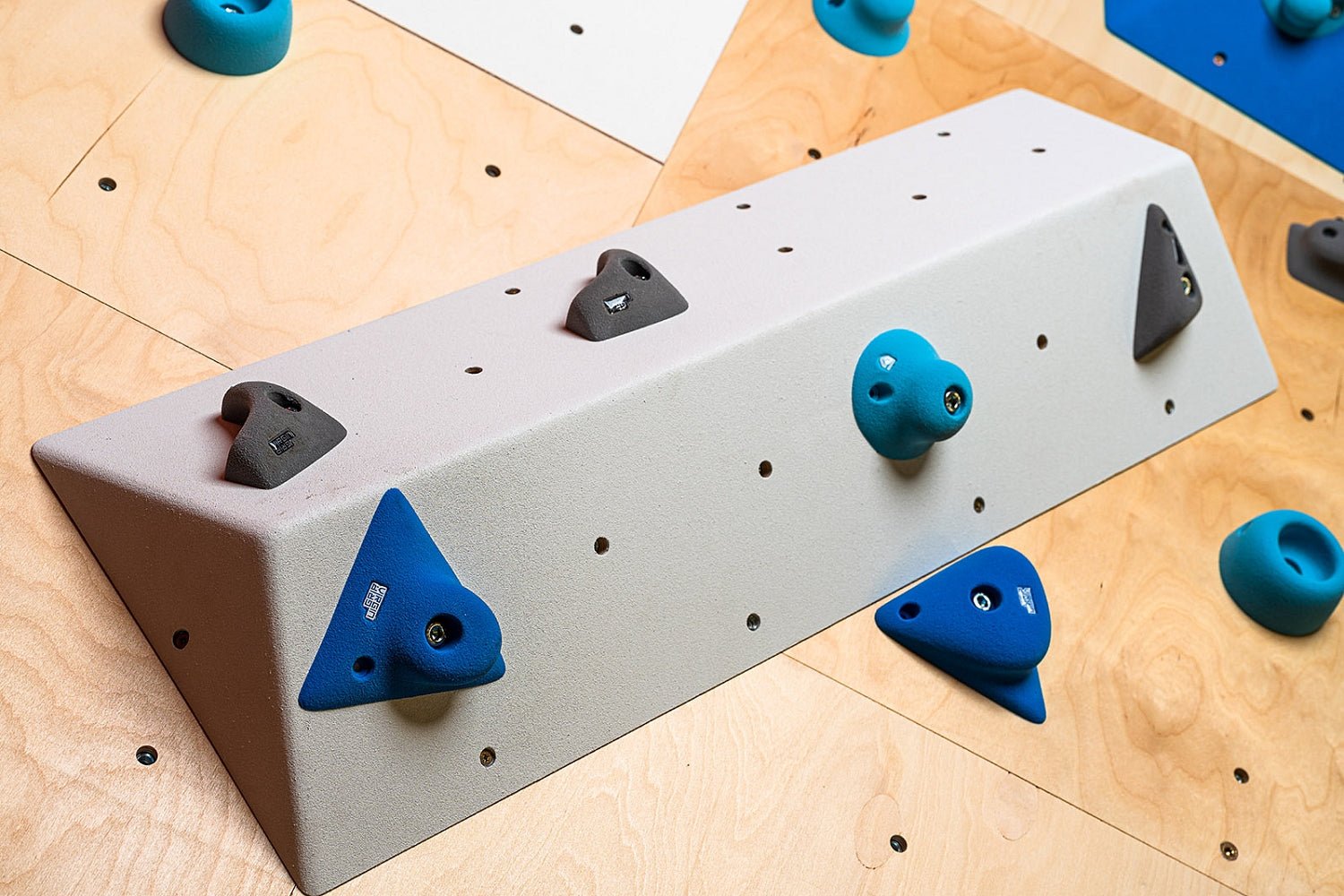 Kletterwand BK INDOOR aus 4 Teilen | 236 cm x 156 cm | inkl. 30 Griffen | 80 Loch - Kletterling – einfach Kind sein