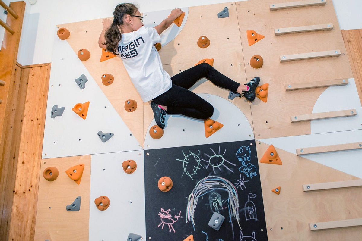 Kletterwand BK INDOOR aus 6 Teilen | 236 cm x 234 cm | inkl. 45 Griffen | 120 Loch - Kletterling – einfach Kind sein