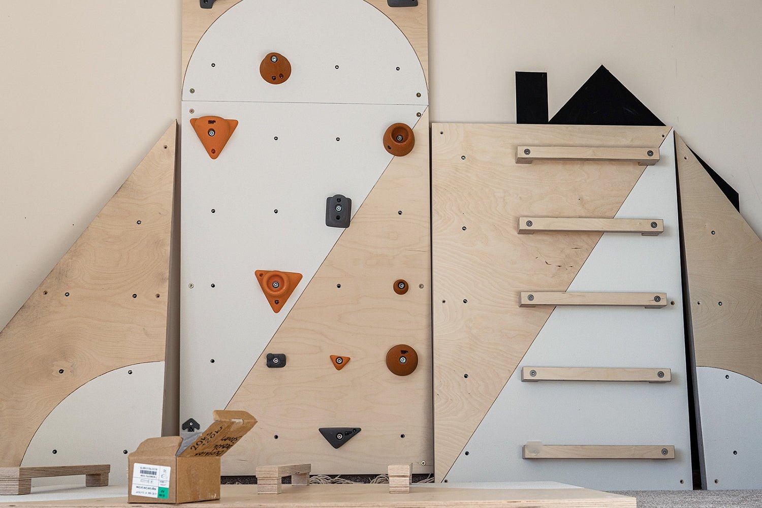 Einzelelement BK Dreieck links | Kletterwand BK INDOOR | 118 x 78 cm | 9 Loch - Kletterling – einfach Kind sein