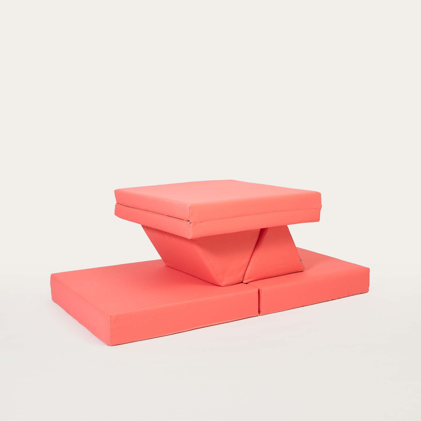 Universelles Kindersofa von monboxy in Koralle - Kletterling – einfach Kind sein