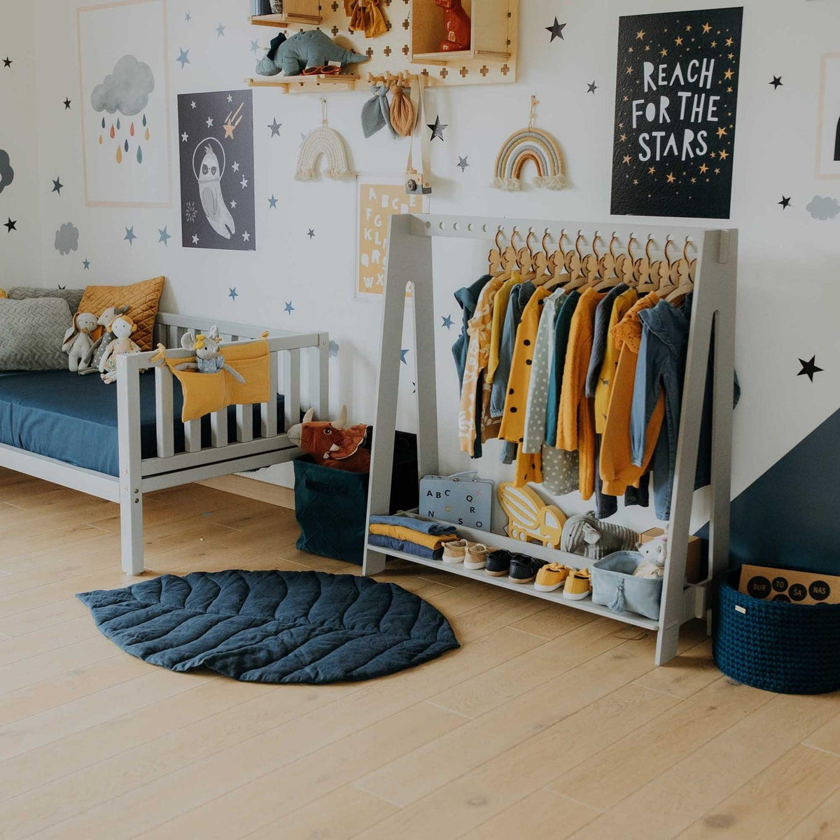Montessori Kinderkleiderständer mit 17 Haken - Kletterling – einfach Kind sein
