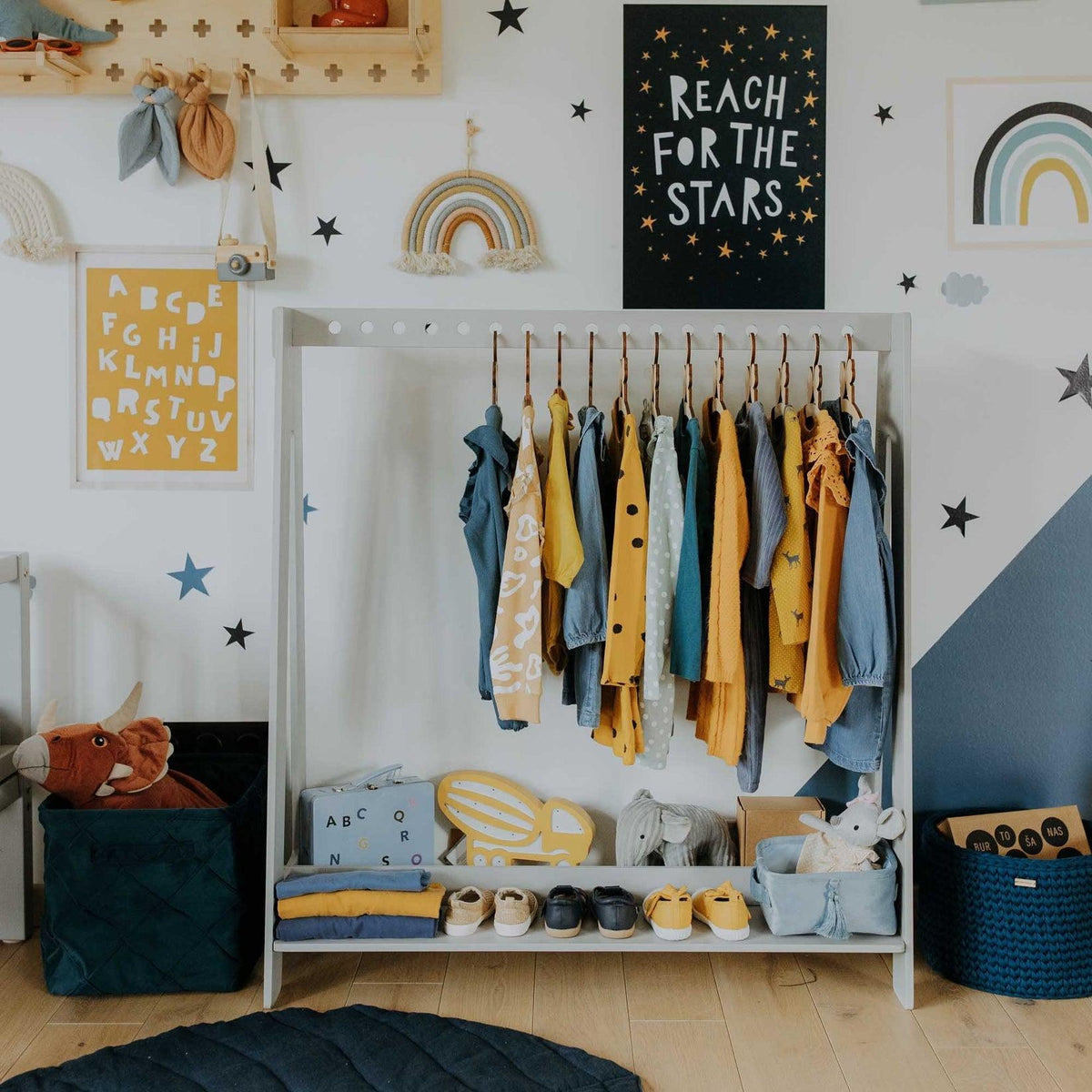 Montessori Kinderkleiderständer mit 17 Haken - Kletterling – einfach Kind sein