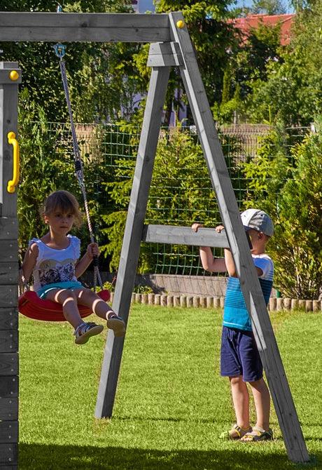 Spielturm Carol 3 in Grau für bis zu 10 Kinder mit Rutsche, Holzdach, Griffe, Rampe, Schaukel und Kletterwand - Kletterling – einfach Kind sein