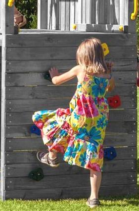 Spielturm Carol 3 in Grau für bis zu 10 Kinder mit Rutsche, Holzdach, Griffe, Rampe, Schaukel und Kletterwand - Kletterling – einfach Kind sein