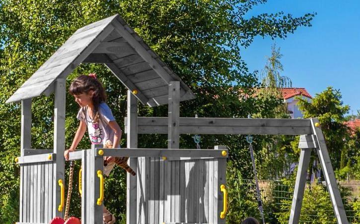 Spielturm Carol 3 in Grau für bis zu 10 Kinder mit Rutsche, Holzdach, Griffe, Rampe, Schaukel und Kletterwand - Kletterling – einfach Kind sein