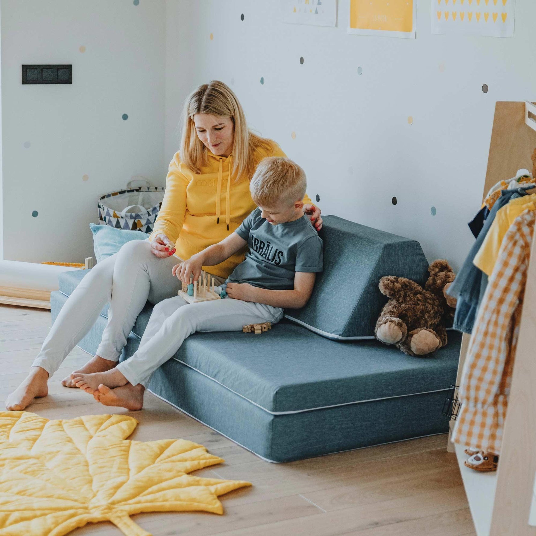Universelles Kindersofa von monboxy in Türkis - Kletterling – einfach Kind sein